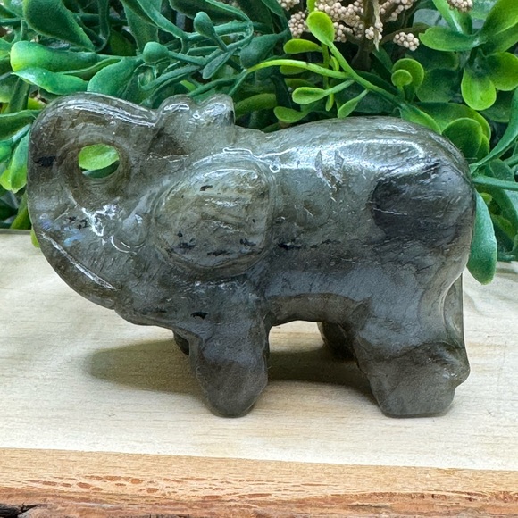 Labarodite Crystal Elephant Carving - Picture 1 of 9
